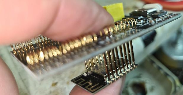Zwei übereinanderliegende Leiterplatten mit Pin-Headern