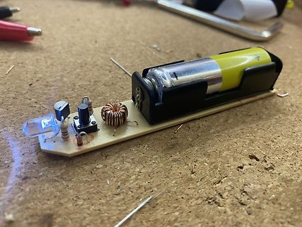Selbstgebaute Schaltung mit Batterie und Spule