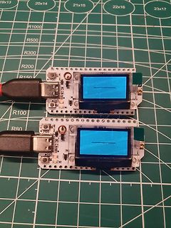 Zwei Mikrocontroller-Boards mit Displays auf Schneidematte