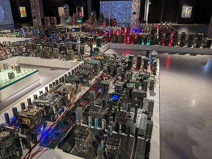 Modellstadt aus Leiterplatten und elektronischen Bauteilen