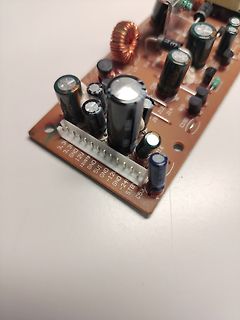 Leiterplatte mit Elektrolytkondensatoren und Steckverbinder