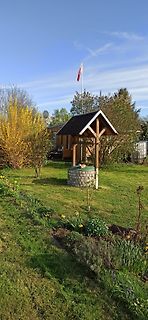 Garten mit Brunnen, Blumen und Fahne