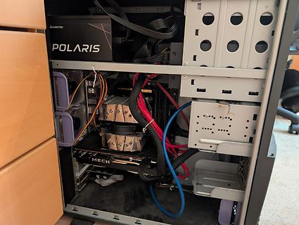 Innenansicht eines Computergehäuses mit Komponenten