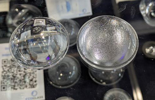 Nahaufnahme von Glaskugeln und Reflexionen