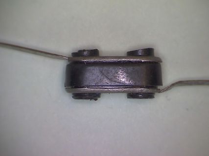 Metallischer Verbinder oder Klemme mit Drähten
