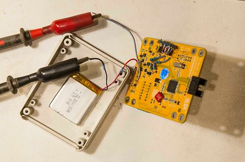 Geöffnetes elektronisches Gerät mit Platine und Akku