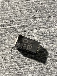 Kleines elektronisches Bauteil auf Holzuntergrund