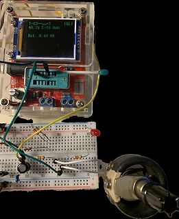 Elektronik-Messaufbau mit Display und Breadboard