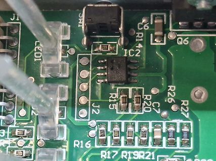 Nahaufnahme einer grünen Leiterplatte mit SMD-Bauteilen