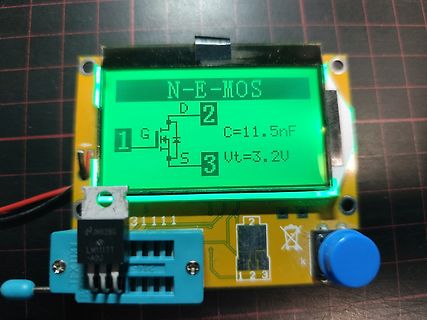 Leiterplatte mit LCD-Display und Spannungsregler