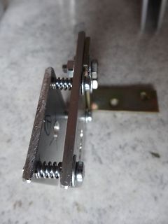 Metallplatte mit Schrauben und Federn