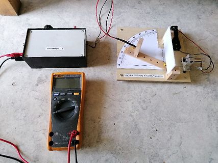 Versuchsaufbau zum Lambertschen Kosinusgesetz mit Multimeter