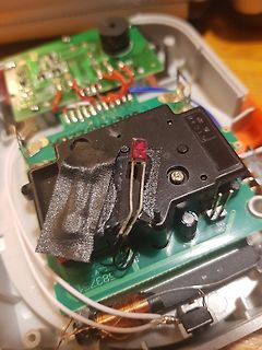 Innenansicht eines geöffneten elektronischen Geräts mit Leiterplatte