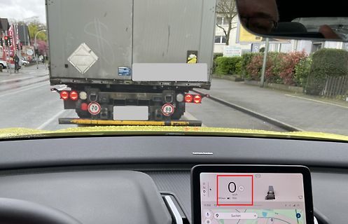 Blick aus einem Auto auf einen LKW