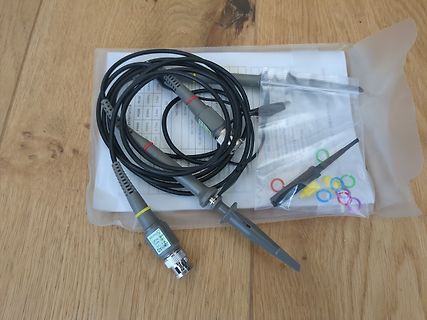 Messleitungen und Tastspitzen in einer Plastiktüte