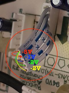 Flachbandkabel auf Leiterplatte mit Spannungsbeschriftung