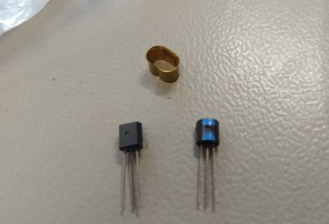 Zwei Transistoren und ein goldener Ring