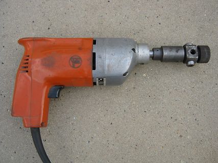 Oranger Bohrer auf Betonboden