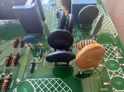 Nahaufnahme einer Leiterplatte mit elektronischen Bauteilen