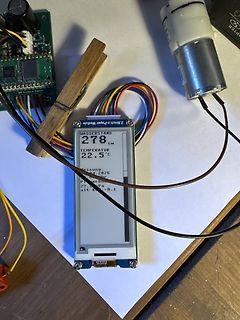 E-Paper Display mit Messwerten für Wasserstand, Temperatur und Druck