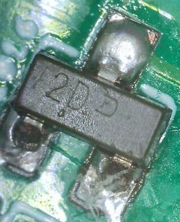 Makroaufnahme eines SMD-Bauteils auf Leiterplatte