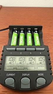Batterieladegerät mit Display und Messwerten