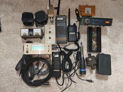 Verschiedene Funkgeräte und Elektronikkomponenten