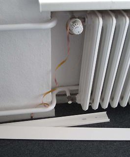 Heizkörper mit Thermostatventil und Rohrleitungen