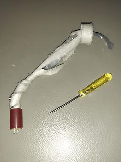 Beschädigtes Netzkabel und Schraubendreher