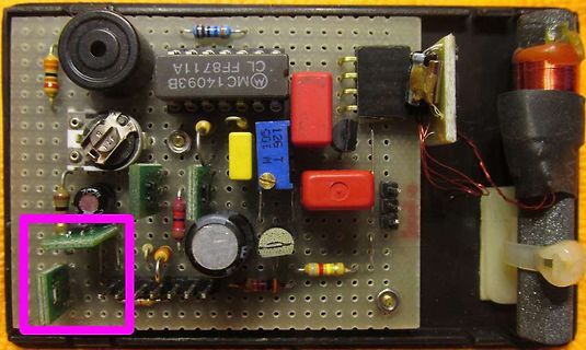 Foto einer bestückten Lochrasterplatine mit elektronischen Bauteilen