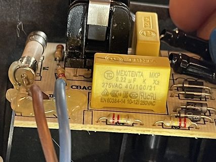 Nahaufnahme einer Leiterplatte mit Kondensatoren und Sicherung