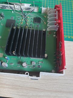 Geöffnete Elektronik mit großem Kühlkörper