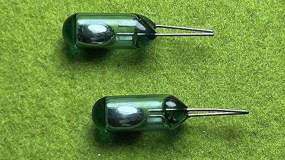 Zwei Glasdioden auf grünem Untergrund