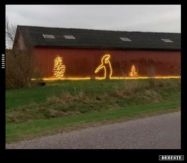 Lichtinstallation an einer Scheune