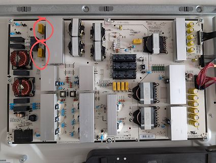 Leiterplatte eines Schaltnetzteils mit Kühlkörpern und Transformatoren