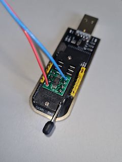 USB-Entwicklungsboard mit angeschlossenen Kabeln