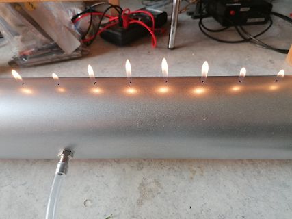 Metallrohr mit kleinen Flammen aus Löchern