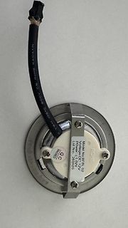 LED-Leuchte mit Kabel und Typenschild