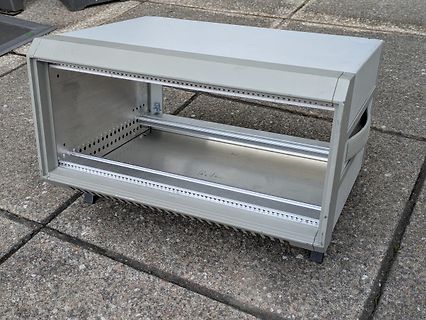 Leeres Metallgehäuse auf Steinboden