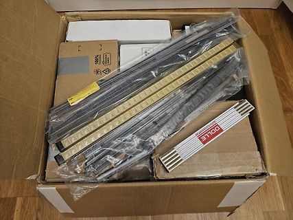 Inhalt eines Kartons mit Bauteilen