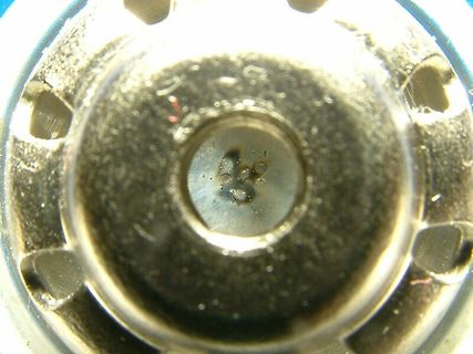 Makroaufnahme eines metallischen Bauteils oder Steckverbinders