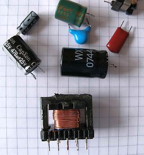 Elektrobauteile wie Elektrolytkondensatoren und Transformator