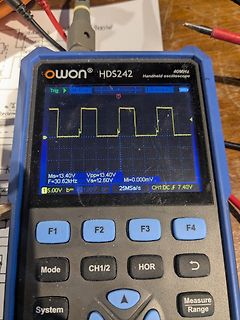 Handheld Oszilloskop mit Rechtecksignal