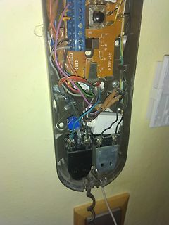 Offenes Gehäuse einer elektronischen Baugruppe mit Verdrahtung