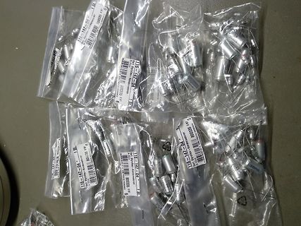 Mehrere Beutel mit Elektrolytkondensatoren
