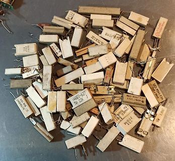 Haufen weißer Drahtwiderstände