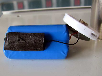 Blau eingepackter Akku mit Schaumstoff und Kabeln