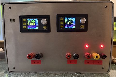 Zwei digitale Labornetzteil-Module in einem Gehäuse