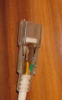 Defekter USB-Stecker mit beschädigten Adern