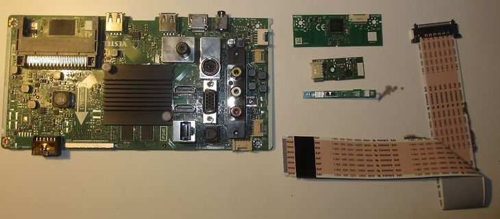 Diverse Elektronikkomponenten und Leiterplatten auf Tisch
